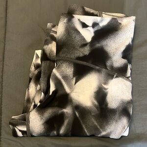 Lululemon Train Times 7/8 Legging Size 4 Black/White